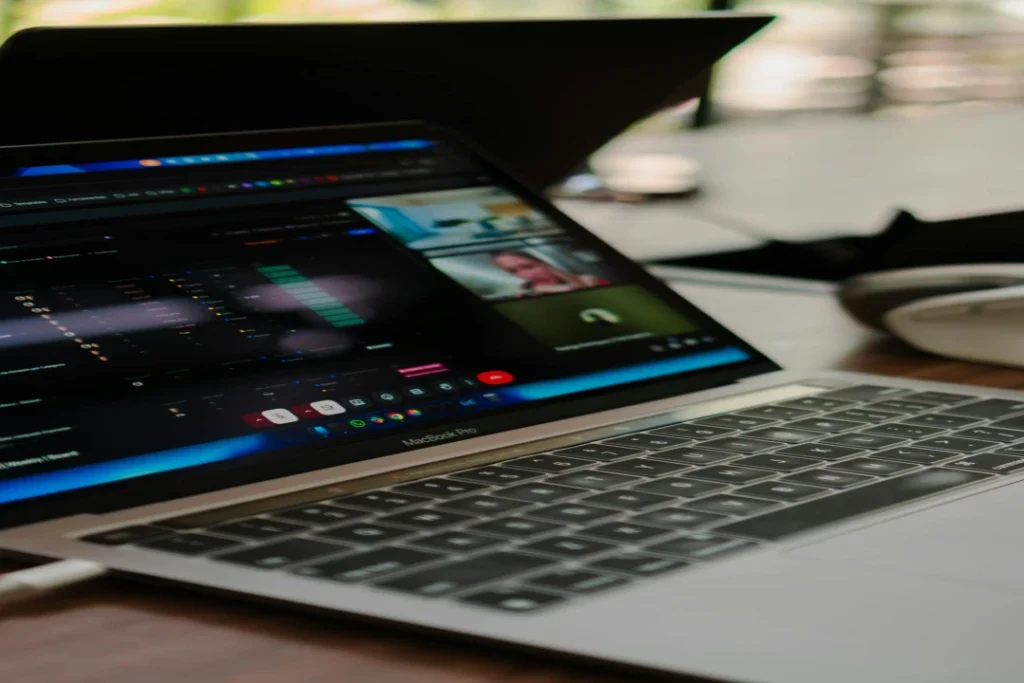 Travailler en voyage : pourquoi un VPN devient indispensable pour les nomades digitaux